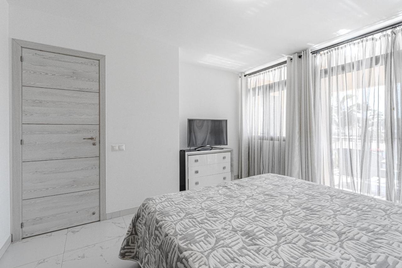 Amazing 3 Bedroom Apartment On The First Line Of The Best Las Americas Beach, Air Conditioner And Terrace Ocean View Playa de las Americas  Bagian luar foto