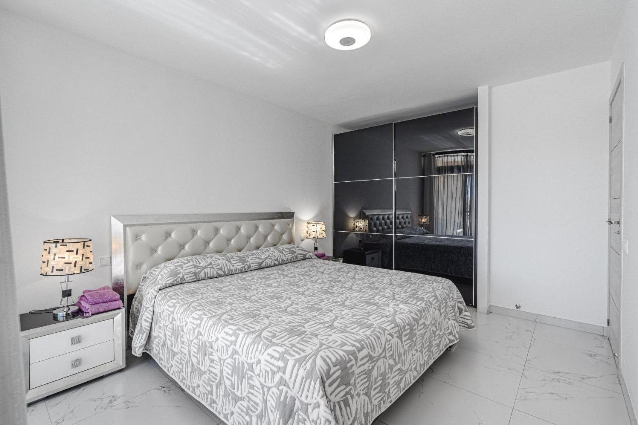 Amazing 3 Bedroom Apartment On The First Line Of The Best Las Americas Beach, Air Conditioner And Terrace Ocean View Playa de las Americas  Bagian luar foto